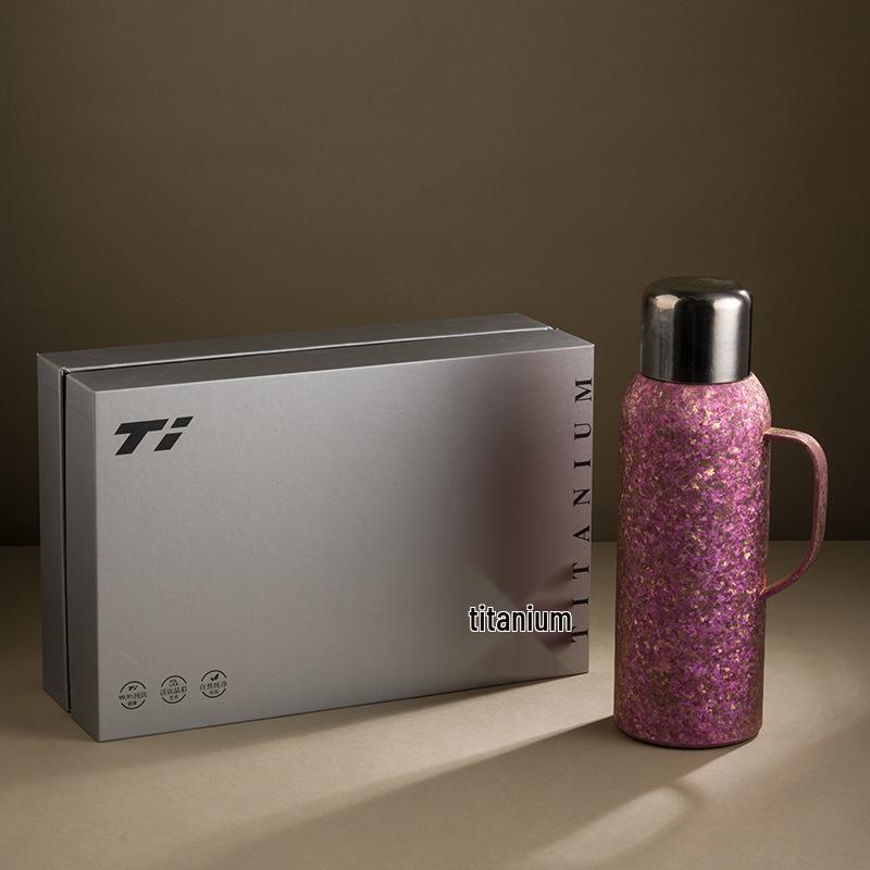Large Capacity Pure Titanium Thermos Mug with Magnetic Suction Lid and Temperature Display