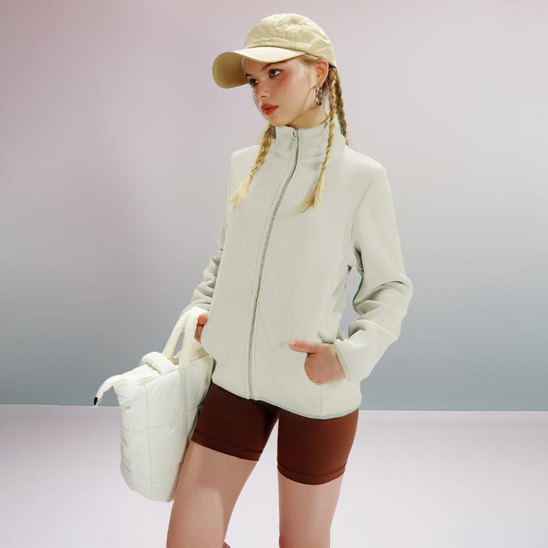Katta o'lchamdagi kuz-qish ayollar baxmal va qalinlashtirilgan iliq fermuarli bir rangli palto moda erkin to'lqin kundalik qutbli jun sport jaketi