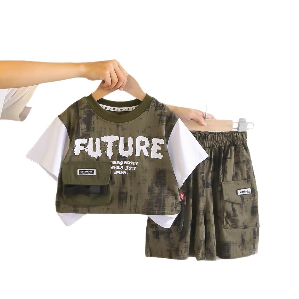 Neues Camouflage-Fake-Zweiteiler-Kurzarm-Set für Kinder - Trendy und Lässig für Baby-Jungen