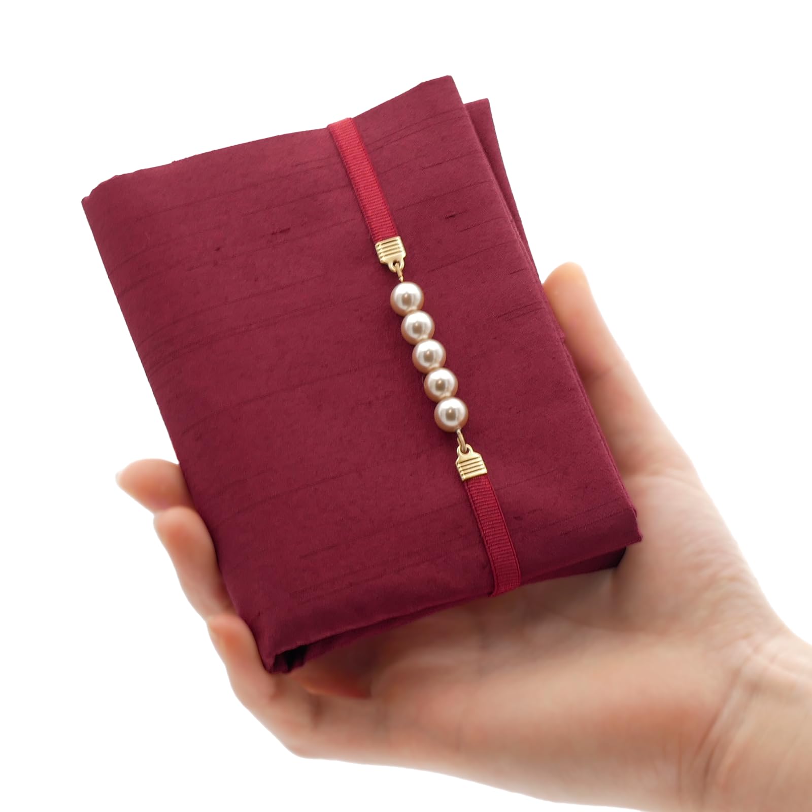 

Stylish Fukusa (Japanese-style handkerchief), perfect for weddings, celebrations, and other special occasions. Foldable, with a pearl design. Made in