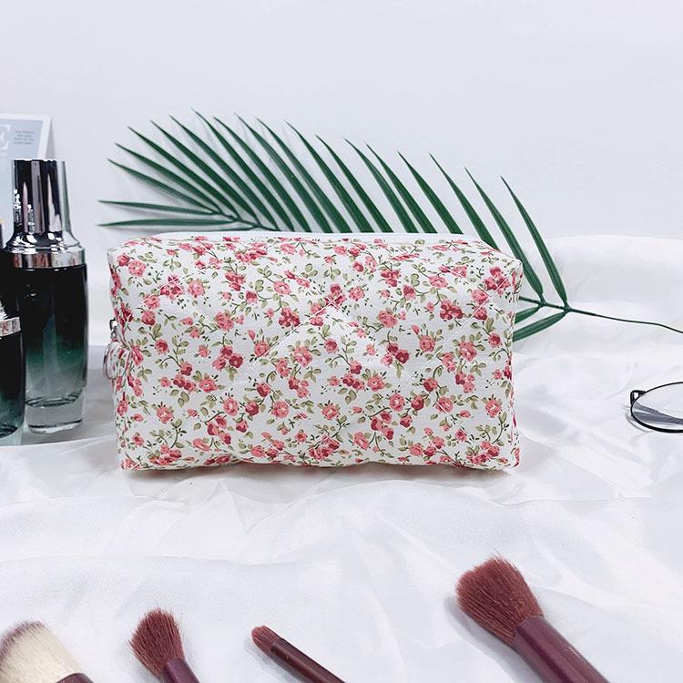 Quilted Floral Makeup Bag: Large-Capacity, Portable Cotton Handbag for Toiletries