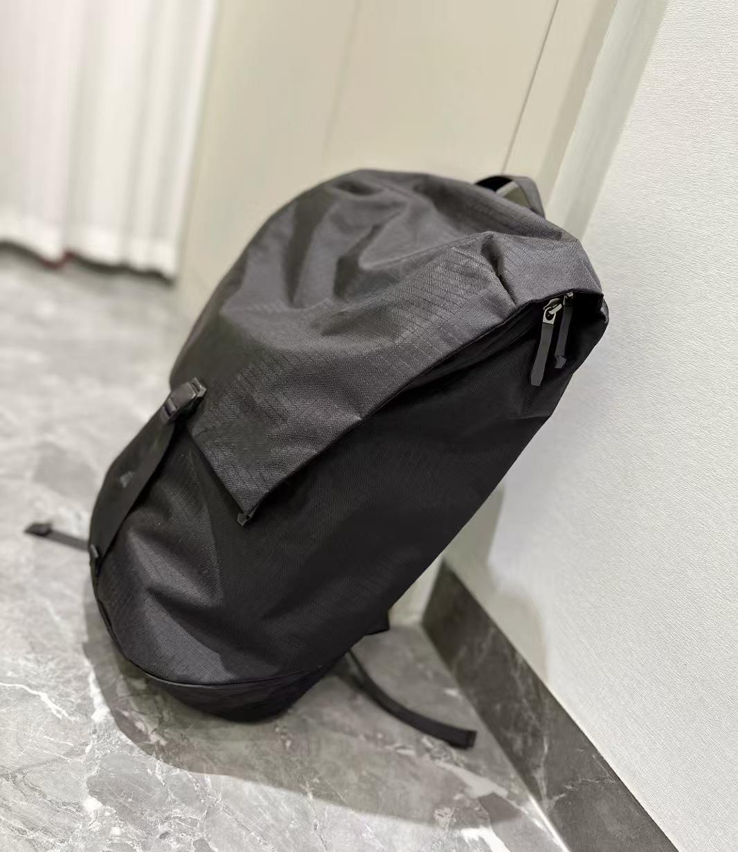 

Large Capacity Men s and Women s Mailman Bags, Sports Cycling Bags, Trendy Functional Style Single Shoulder Crossbody Bags, Simple Workwear Bags чорний