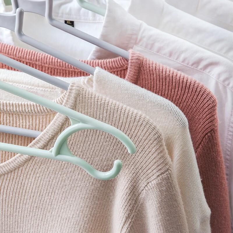 Chahua Lightweight Plastic Hangers (6-Pack)