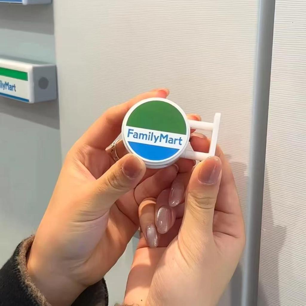7-Eleven Magnetyczna Świecąca Naklejka na Lodówkę z Możliwością Ładowania