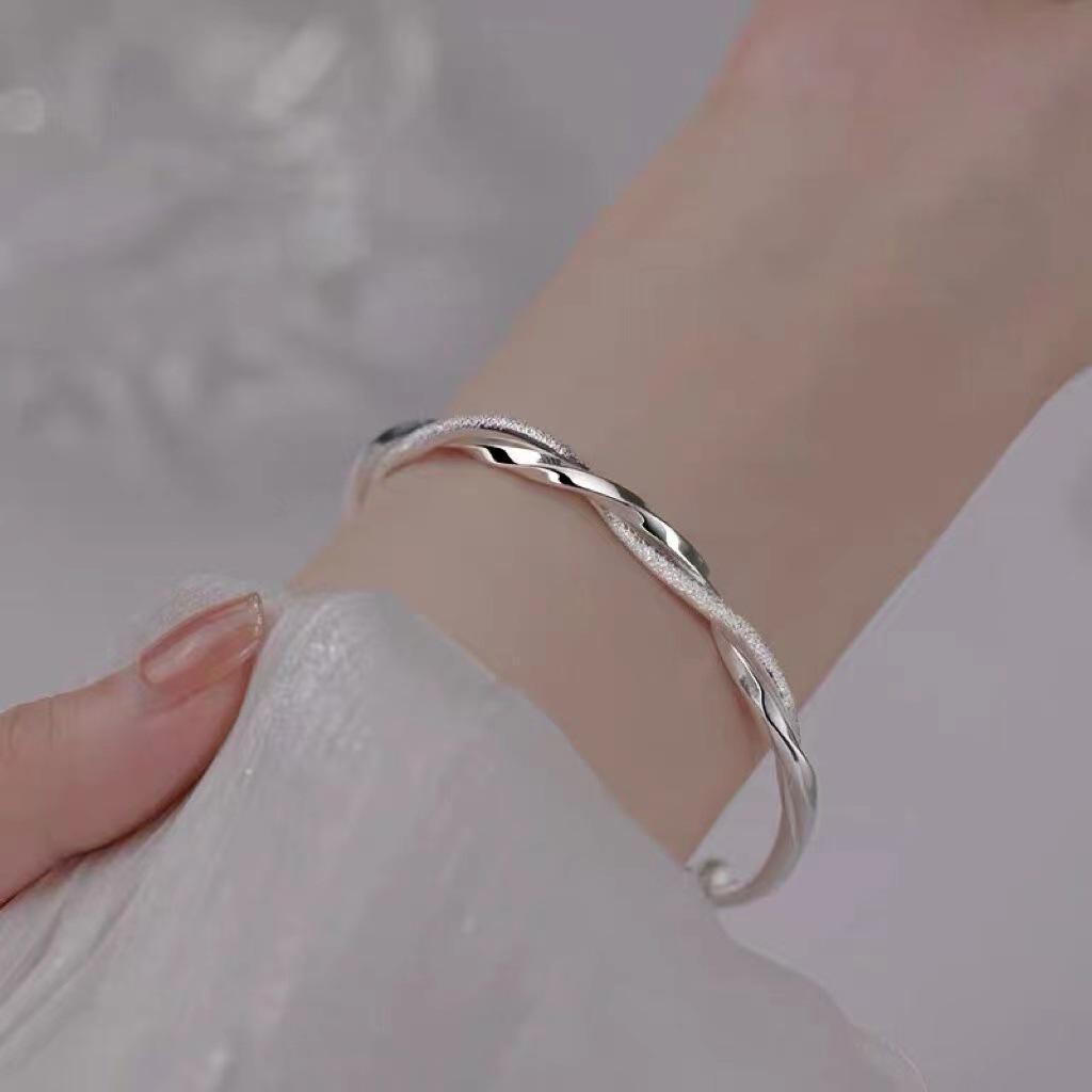 Mobius Ring Women s Fashion Bracelet - Chic Exquisite Push-Pull Design