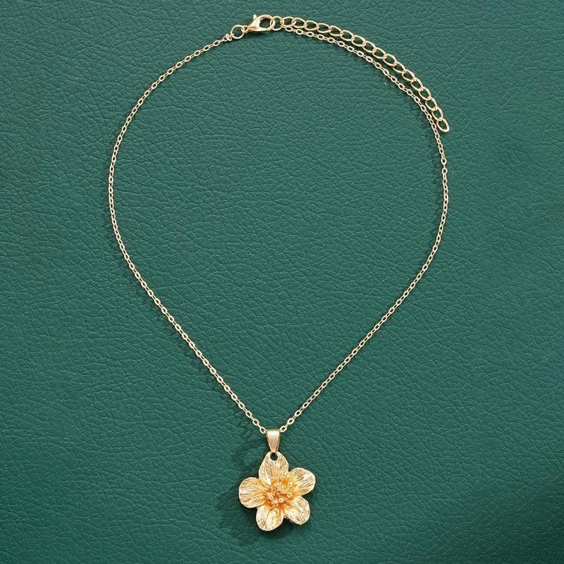 Golden Dopamine Flower Pendant Choker Necklace Elegant Bridal Wedding Gift for Women 2025 Trend Accessory Boho Style