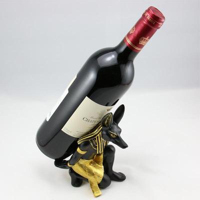 Stojak na wino Anubis: Egipskie rzemiosło w stylu europejskim do ekspozycji czerwonego wina.