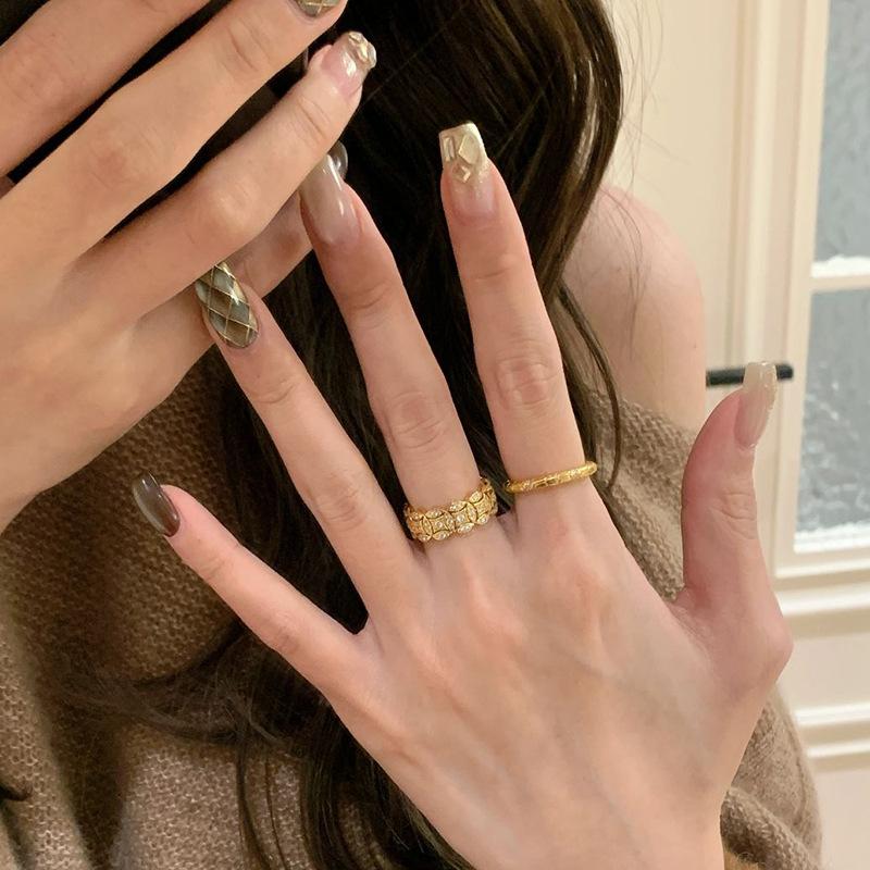 Light Luxury Retro Inlay Full Diamonds Golden Coin Female Ring New In Round Exquisite Hollow Out Rings for Women Daily