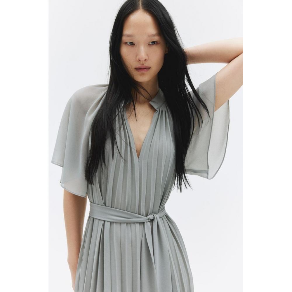 

Платье HM с плиссировкой и поясом, серое