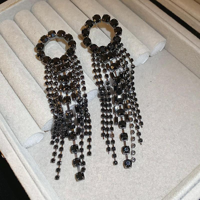 Diamond-set round long fringed earrings, personalized exaggerated dark wind earrings, high-end earrings.