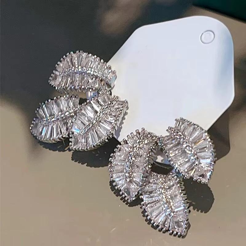 

Huitan Bright Leaves Designed Drop Earrings for Women Swanking Attractive Party Zircon Trendy Charms Aesthetic Wedding Zircon