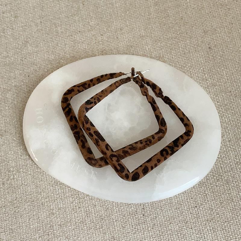 Herbst- und Winteratmosphäre Leopardenmuster Flanell Ohrstecker Damen Leichter Luxus Retro Einfache Persönlichkeit Mode Exquisite Vielseitige Ohrringe