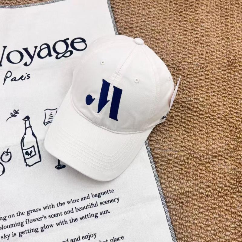 Spring And Summer Baseball Caps For Men And Women Are Casual And Versatile, Showing Their Faces. Small Retro And Versatile Simple Peaked Caps
