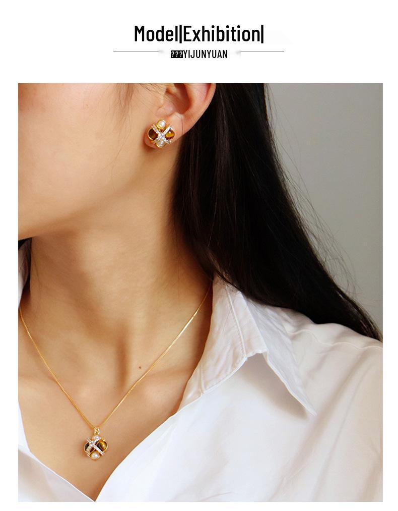 Retro Tiger Eye Shell Bead Necklace: Women's Versatile, High-End, Unique Fashion with Zircon Clavicle Chain