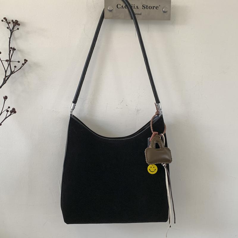 Retro, Fashionable and Casual Tote Bag, A Stylish and Trendy Large-capacity Commuter Single-shoulder Bag for Autumn