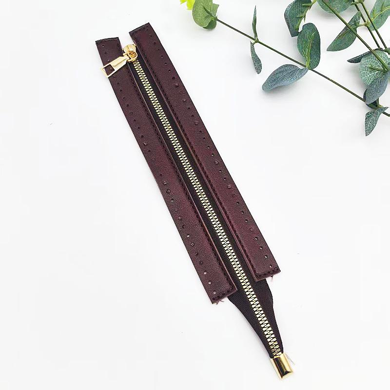 Handgjord flätad läderväska med metallblixtlås