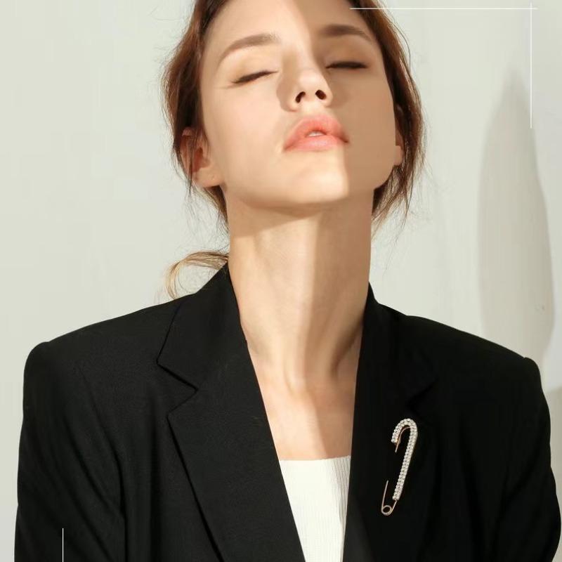 Cute Rhinestone Pins for Pants Waist Adjustment Women Cardigan Scarf Shawl Safety Brooches Korean Luxury Jewelry Scarf Buckle