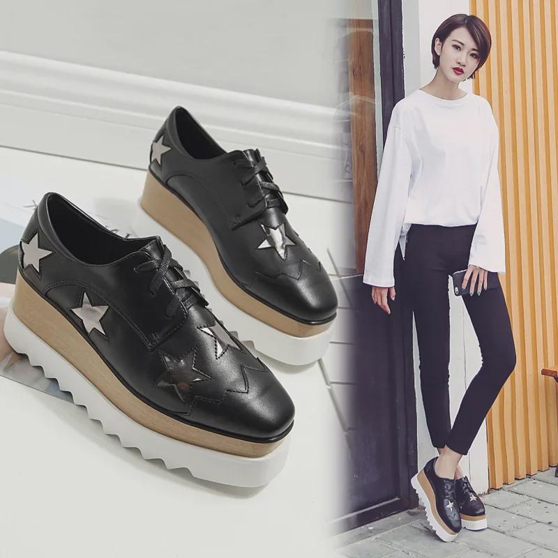 Koreanische 2025 Star Lackleder Keilabsätze - Damen Stilvolle Plateau-Schuhe mit dicker Sohle und eckiger Zehenpartie im lässigen britischen Stil