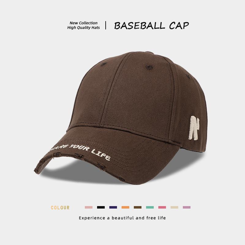 The New Simple and Versatile Baseball Cap for Men and Women Couples Has a Large Head Circumference, a Wide Brim, a Soft Top, and a Small Peaked Cap.