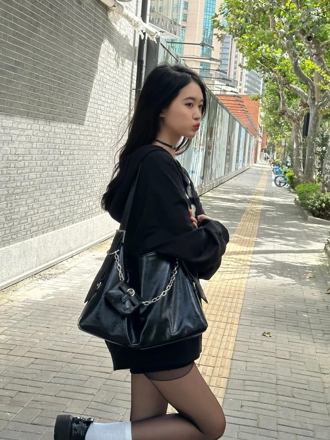 

Сумка женская 2024 новая большая вместительная сумка через плечо темная y2k сумка-мессенджер с цепочкой подмышкой локомотив прилив чёрный