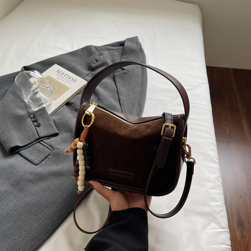 

Korean version of leopard print fashion bag women s 2025 new portable pillow bag fashionable casual large capacity commuter messenger bag темно-коричневого