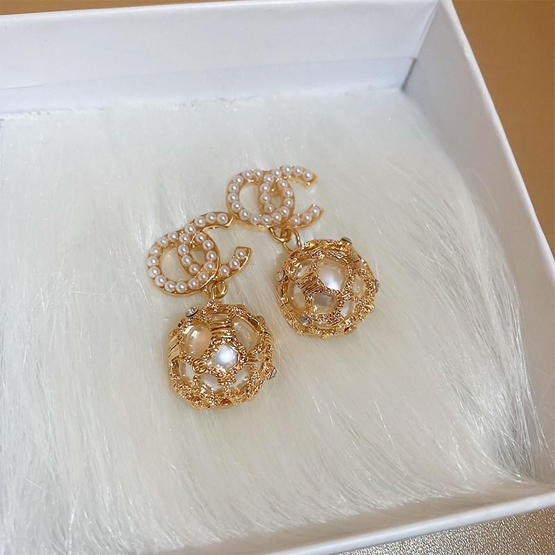 Gold-Plated Zircon Pearl Stud Earrings – Luxurious, Versatile & Fashionable Design