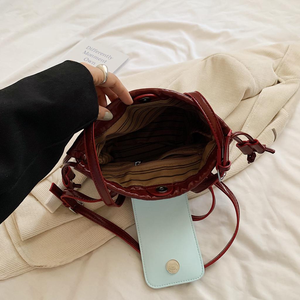 Fashion Trend Contrasting Retro Style Bag New Niche Design Single Shoulder Diagonal Cross Drawstring Bucket Bag