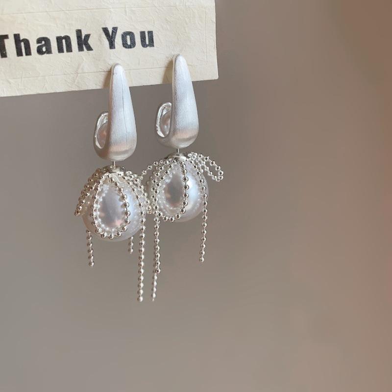

Temperament Romantic Pearl Tassel Earrings Creative Female Design Sense Ear Clip Light Luxury High-end Unique Fashion Earrings серебряный
