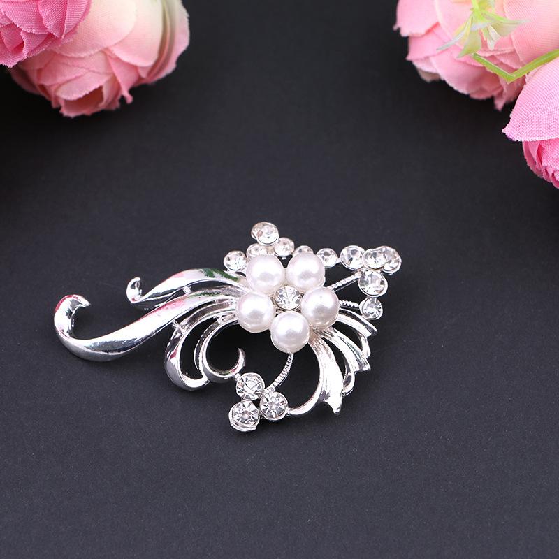 

Аксессуары Жемчужная брошь Высококачественный сплав со стразами Цветочная брошь Женские аксессуары Брошь-булавка серебряный