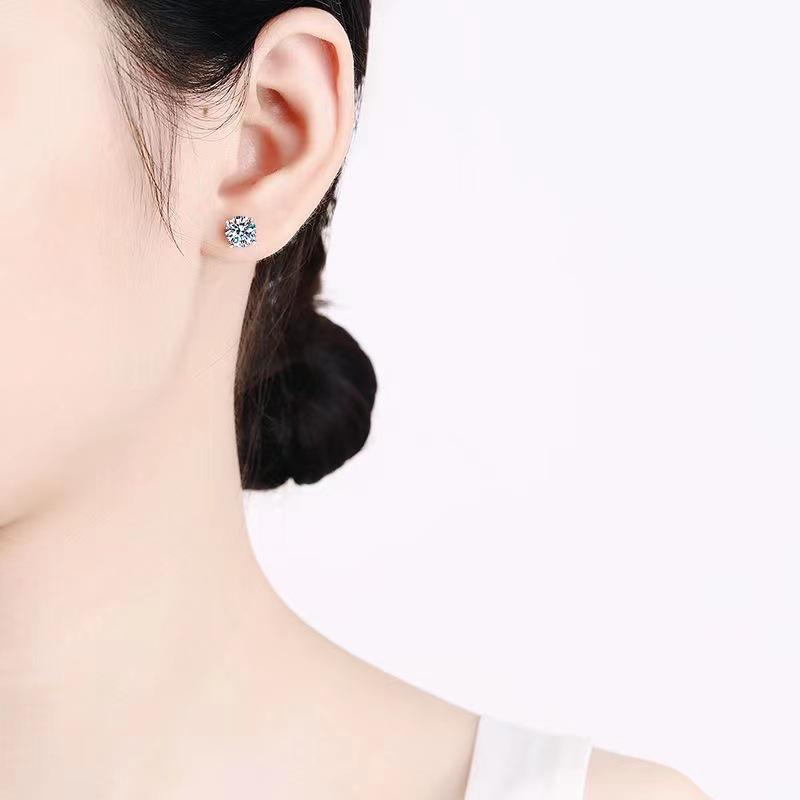 Aimeishi 925 Sterling Silver Four-Prong Stud Earrings, 1 or 2 Carat, Simple Fashionable Light Luxury for Women.
