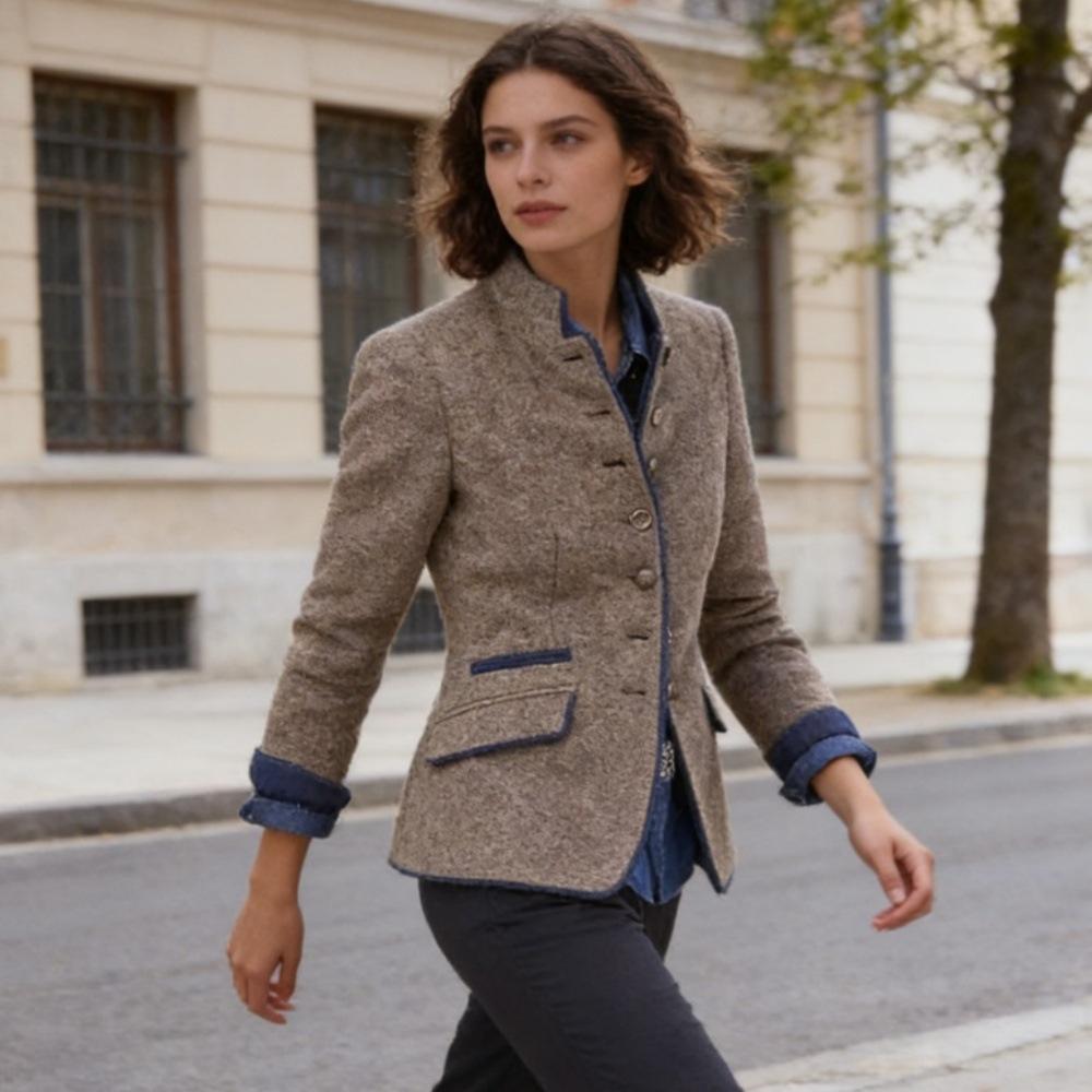 Blazer Curto Tweed Castanho Claro com Acabamento Azul Marinho, Fecho Assimétrico com Botão Frontal