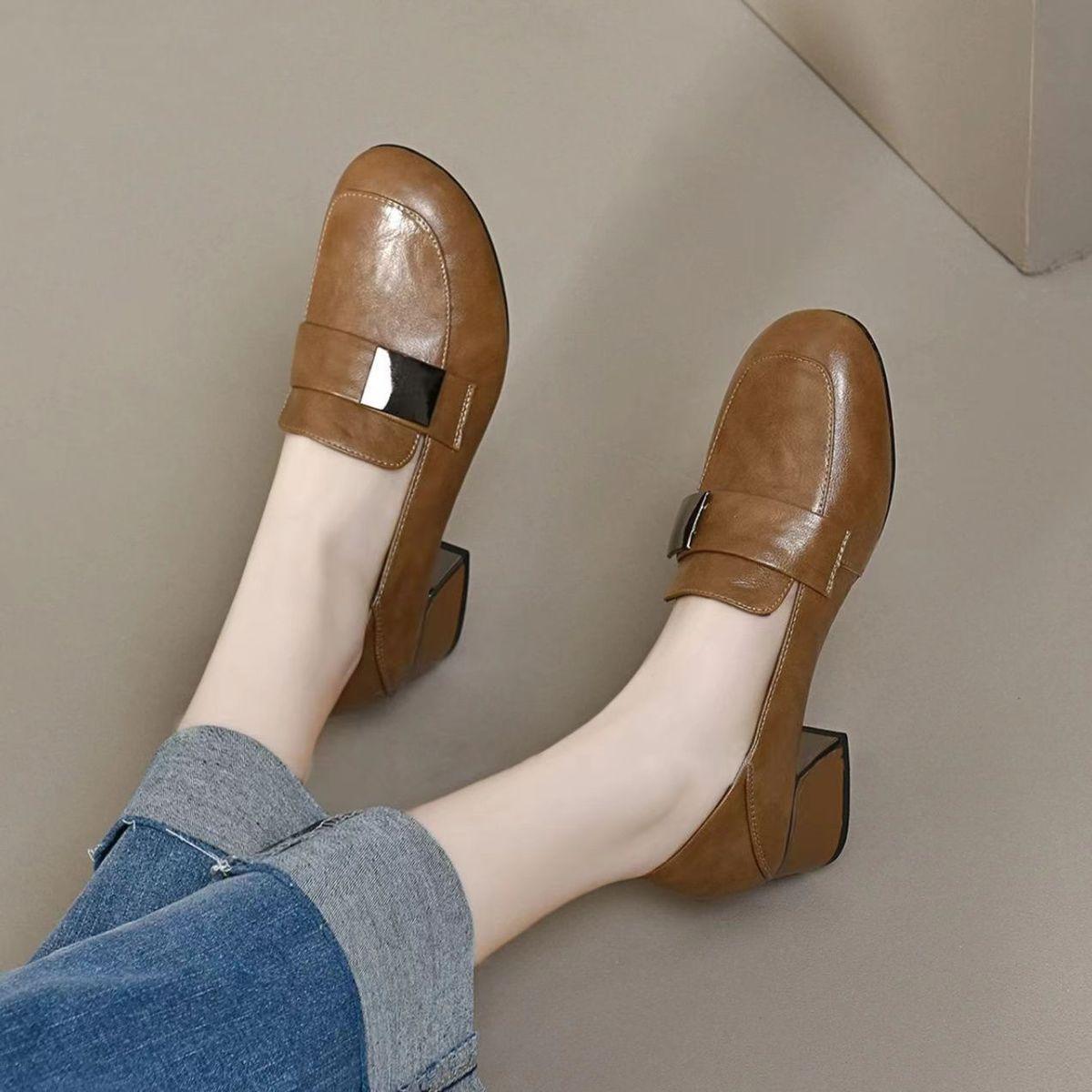 

Женские лоферы с круглым носком, туфли-одиночки, новые весенне-осенние 2025 года, кожаные туфли на низком каблуке с мягкой подошвой, британские, из мягкой кожи, мать грех 40 хаки