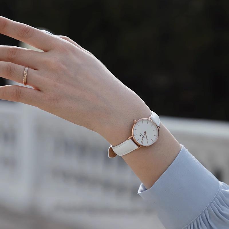 DANIEL WELLINGTON Watch Quartz Movement Leather Strap 28mm White Dial Women's Watch Fashionable and Versatile European and American Watch DW00100249