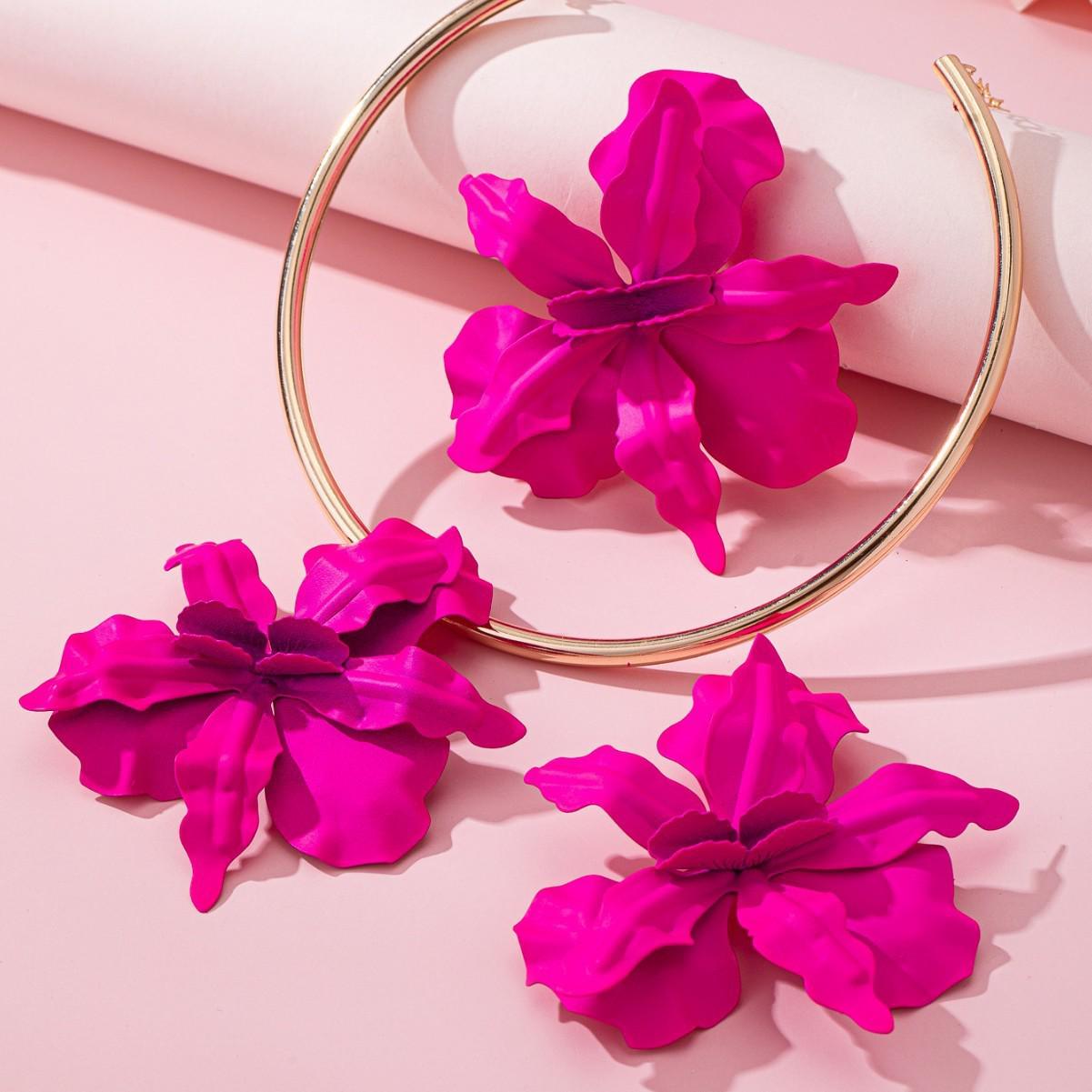 European & American Trendy Floral Stud Earrings & Necklace Set for Women - Celebrity-Inspired Cold Style Fashion.