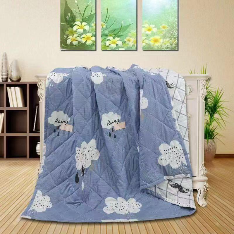 Breathable Light Summer Quilt: Thin, Washable, Ideal for Students & Dorms, Perfect for Spring & Autumn