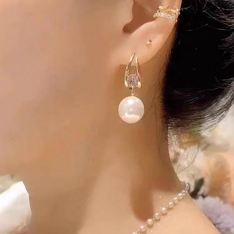 Light luxury exquisite zircon pearl earrings femininity fashionable and versatile design sense new stud earrings elegant atmosphere earrings