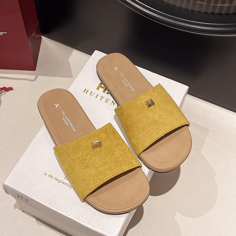 French Xiaoxiangfeng flat-bottomed cool slippers women's 2025 summer new casual versatile beach wear one-word cool slippers