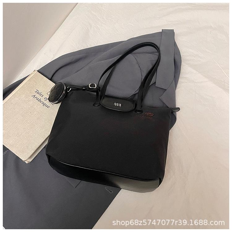 Large-capacity casual women's tote bag women's 2025 new simple and fashionable shoulder bag nylon commuter armpit bag