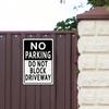 DDB Vintage No Parking No Blocking Driveway Metal Tin Sign Rust Resistant Yard Wall Decoration Full Color Unframed Plaque