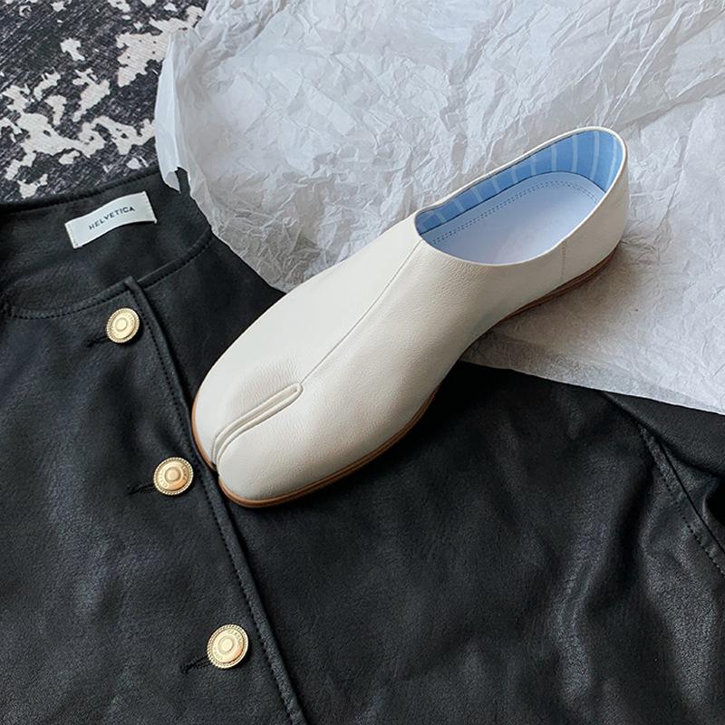 

Виноградные копытца туфли с раздвоенным носком женские 2025 лето новые серебристые туфли-подковы ленивые на одной педали плоская подошва с мелким вырезом одинарные 40