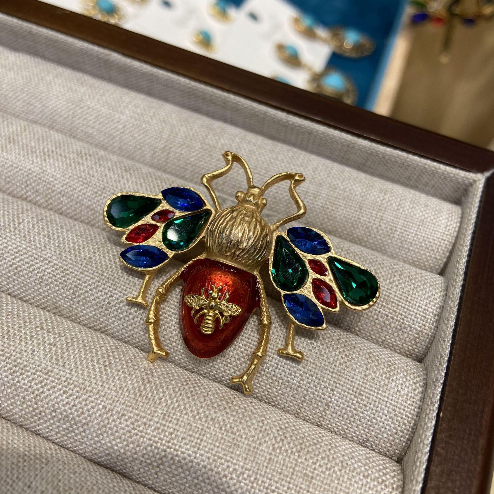 

Брошь в виде пчелы из эмали, корсаж, инкрустированный цветными бриллиантами, персонализированная легкая роскошь высокого класса, изысканное чувство, универсальные декоративные аксессуары в виде булавки