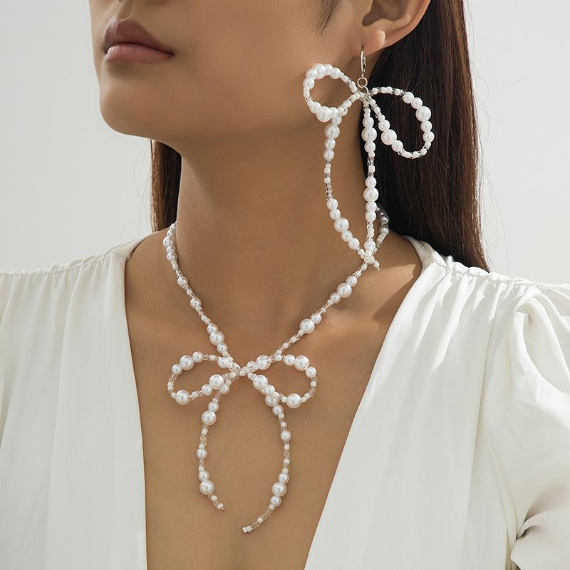 

Модные украшения для женщин белый