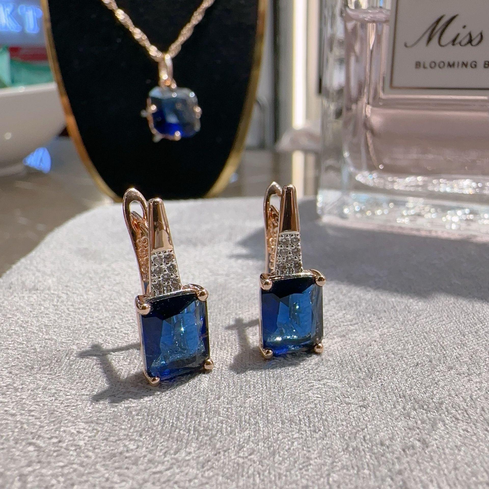 

Набір прикрас Гулкіна: Сережки, намисто та каблучка з сапфірами з гальванічним покриттям золотом 585 проби.