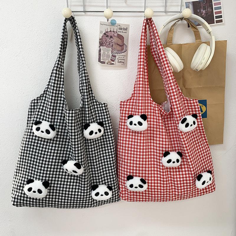 Eine Panda-Puppe mit großem Fassungsvermögen, Einkaufsschultertasche im lässigen Stil