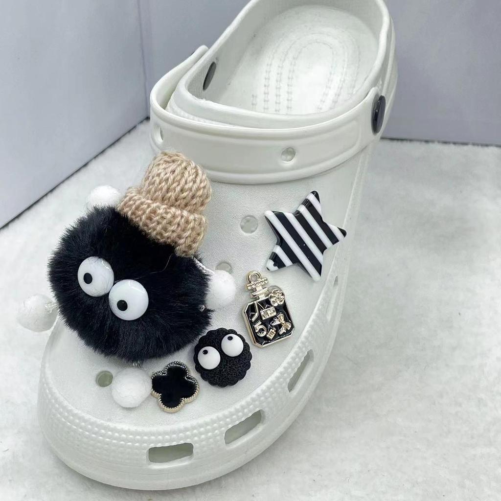 Trendy Plyšová Pompomová Dekorace na Dřeváky - Odnímatelné Pryskyřičné Doplňky Spon na Boty