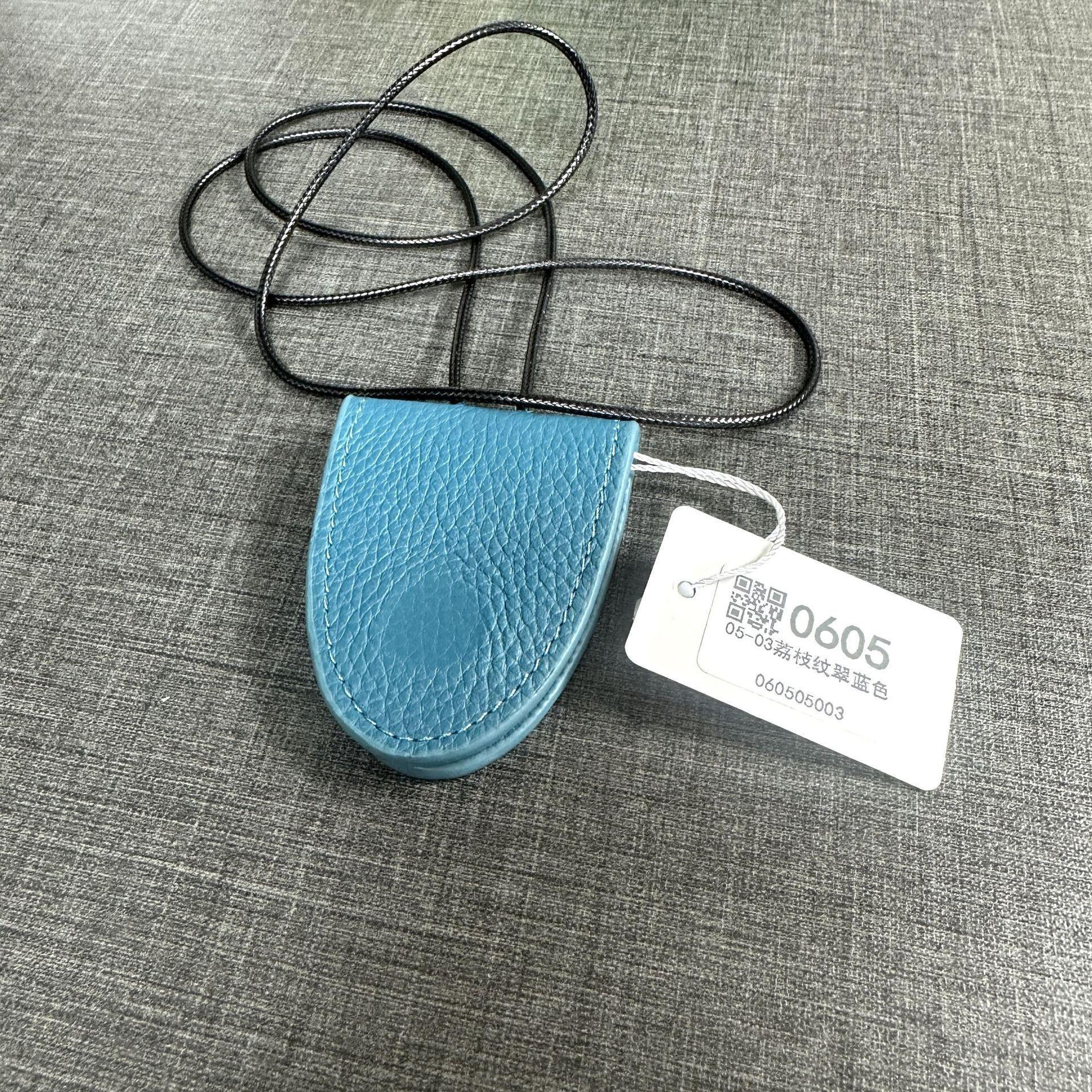 

Luxury Real Leather Glasses Clip With Neck Strap Custom Letters Travel Portable Sunglasses Storage Bag Fashion Hat Clip Gift