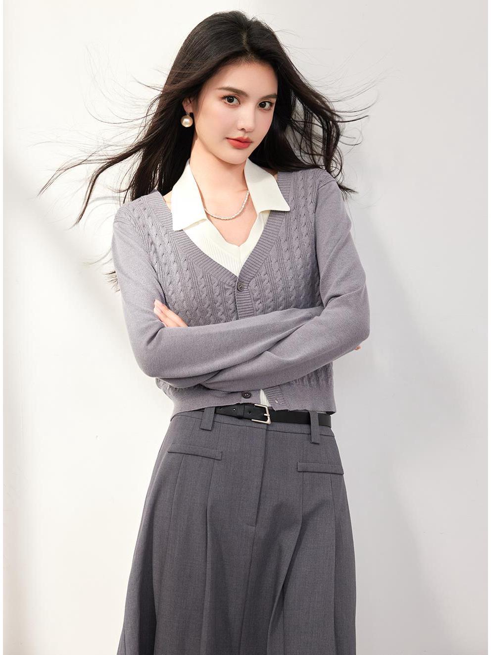 

Комплект из двух частей в стиле преппи 2025 года: вязаный топ-халтер и юбка с подкладкой S