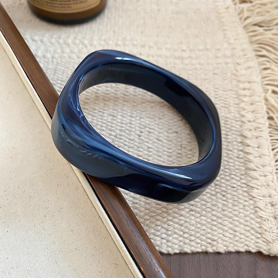 European and American Beige Irregular Geometric Resin Bracelet Light Luxury Temperament Bracelet Retro Exaggerated Jewelry Women