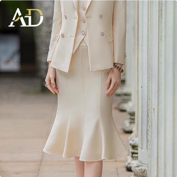

Женский костюм AD высокого класса светло-бежевого цвета с приталенной талией: Комплект-тройка пиджак и жилет Весна 2025 Extra Large