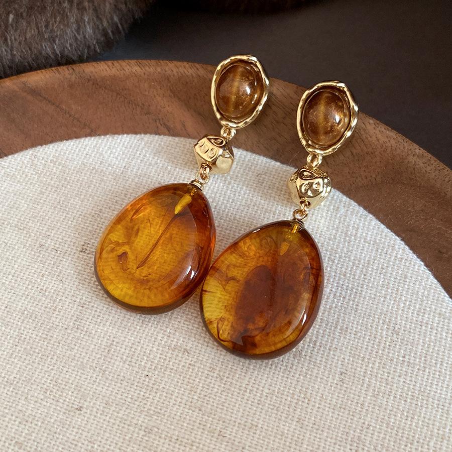 

Silver needle resin water drop pendant earrings Maillard retro simple fashion stud earrings niche high-end earrings